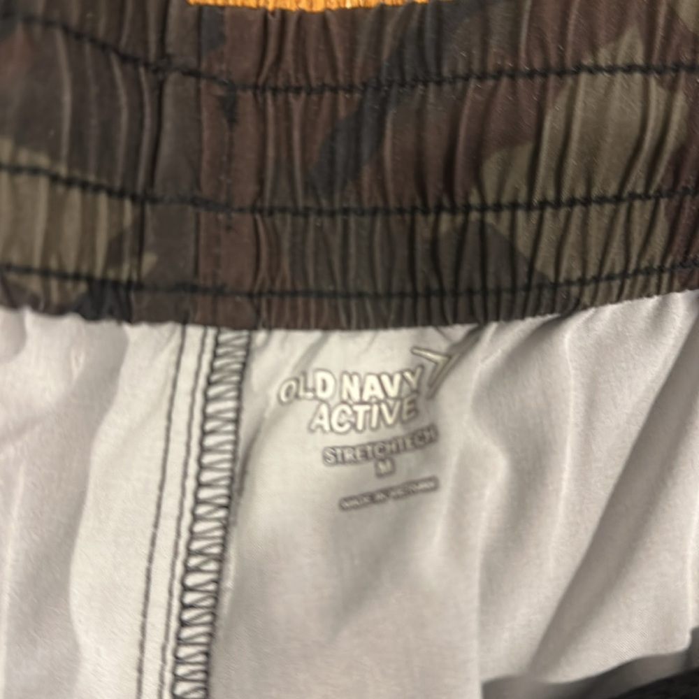 OLD NAVY Men’s Camo Athletic Shorts - Picture 4 of 5